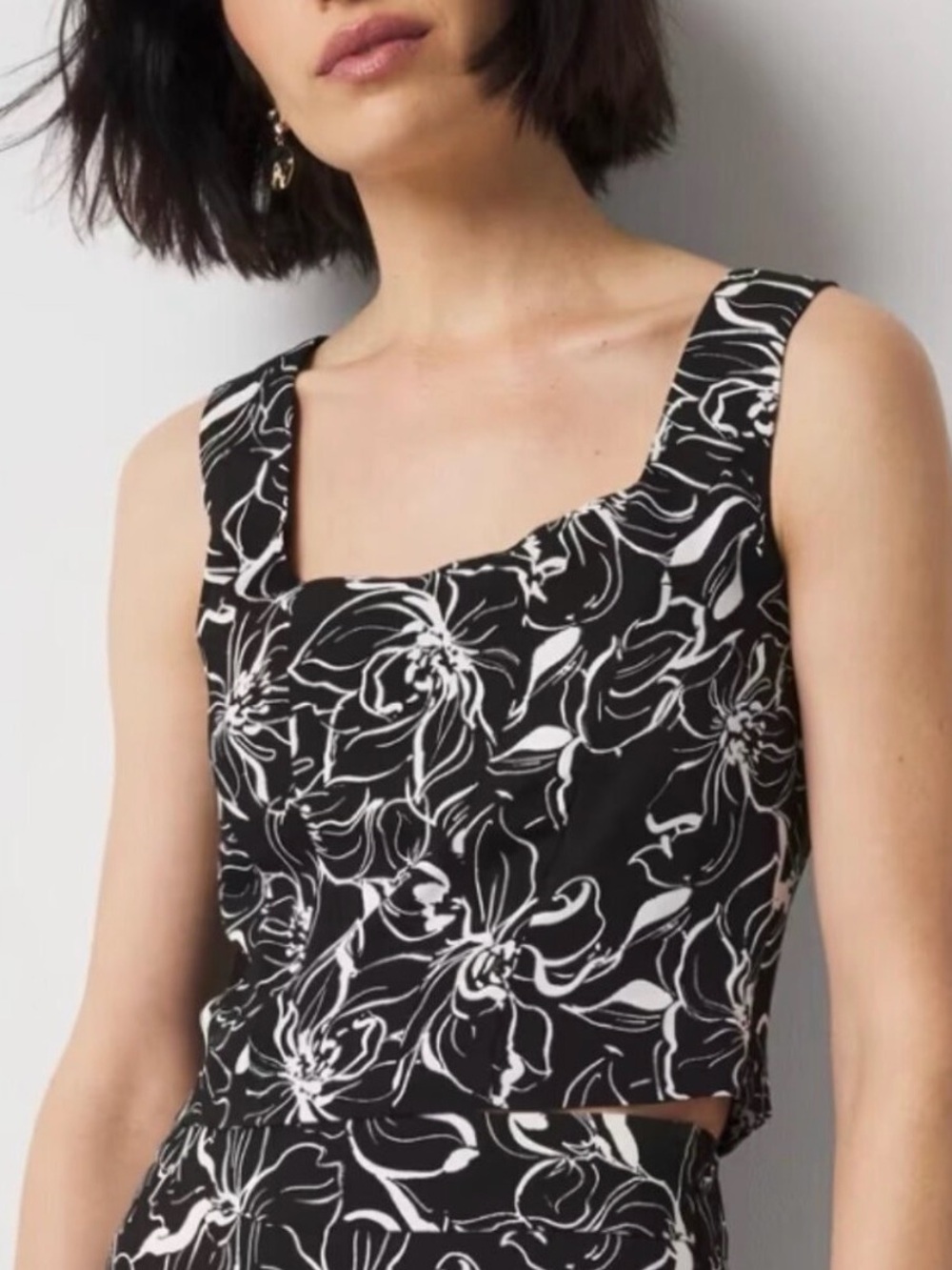 White House Black Market Black & White Floral Square-Neck Tank